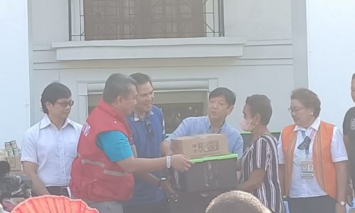 PBBM ginpangunahan ang distribution sang relief assistance, cash sa mga naapektuhan sang bagyo Paeng sa Antique