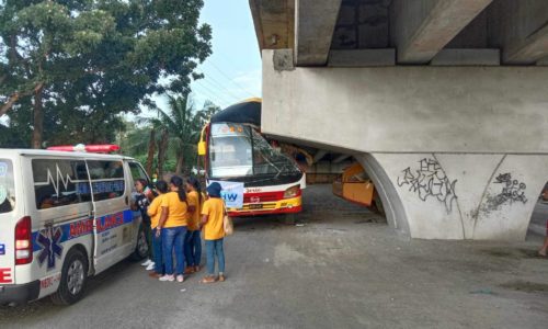 Bus nakabunggo sa haligi sang Buhang Flyover sa Jaro